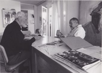 Max Bill und Ernst Scheidegger in seiner Wohnung, ca. 1980