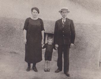 Ernst mit seinen Eltern in Zürich Altstetten um 1927