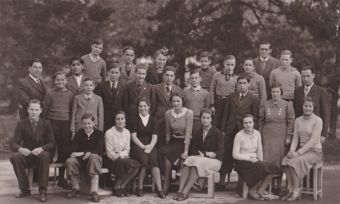 Photo of his class in the final year of secondary school in Zurich, 1938