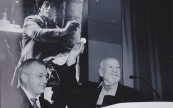 Elmar Ledergerber presents Ernst Scheidegger with the Heinrich Wölfflin Medal.
