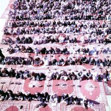 Muslime im Hof der Al Azahr Moschee in Kairo