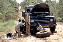 Reportage-Wagen von Arnold Hottinger und Ernst Scheidegger an der Grenze zum Sudan