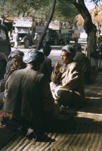 Teepause in einem afghanischen Dorf