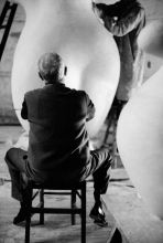 Hans Arp working on the sculpture ‚Wolkenhirt’ in his studio in Paris 