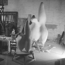 Hans Arps Atelier in Paris mit der Skulptur Wolkenhirt