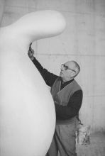 Hans Arp bei der Arbeit an der Skulptur Wolkenhirt