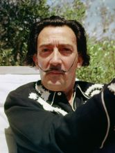 Salvador Dalí im Garten seines Hauses in Portlligat