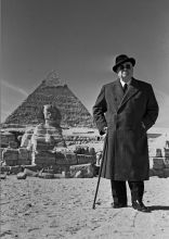Aga Khan in front of the pyramids of Gizeh