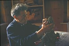 Alberto Giacometti beim Modellieren einer Büste in Stampa