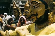 Hindu-Skulpturen mit Gläubigen