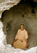 Indischer Mönch in einer Steinhöhle bei Gangtok