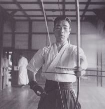Kyudo - das Ritual des Bogenschützen zur Vorbereitung ist eine spirituelle Geistesübung