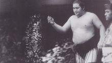 Sumo-Ringer in Tokio - symbolische Reinigung des Sumo-Rings mit Salz