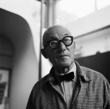 Le Corbusier im Atelier in Paris
