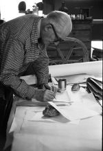 Le Corbusier an seinem Arbeitstisch