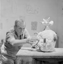 Miró mit einer seiner berühmten Gipsplastiken im Atelier in Montroig
