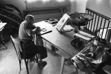Miró in seinem Studio beim Bearbeiten einer Druckvorlage