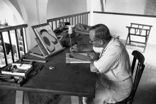 Miró beim Skizzieren für eine Druckvorlage