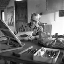 Miró beim Überprüfen einer Druckvorlage (Holzschnitt)