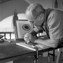Miró beim Bearbeiten einer Druckvorlage (Holzschnitt)