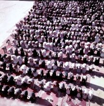 Stehende Muslime im Hof der Al Azhar Moschee in Kairo
