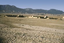 Nordafghanistanische Hochebene mit Dorf