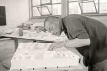Max Bill mit einem Architekturmodell in der hfg Ulm