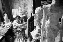 Giacometti beim Malen in seinem Atelier in Paris, im Vordergrund 