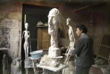 Giacometti im Pariser Atelier mit den Entwürfen für die Chase Manhattan Plaza